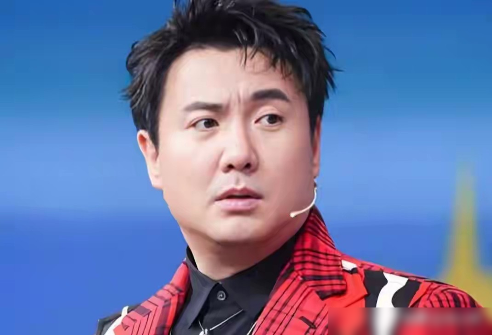 沈腾亲口说的，他不快乐。
370亿票房在手里攥着，新华社专访，他承认喜剧越来越难，自己有时并不快乐，焦虑是常态。
观众笑点高了，短视频还在旁边抢食，创作像在刀尖上走。
他的标准也变了。以前一切为包袱服务，现在得讲真实、讲人物、讲逻辑。喜剧的内核是讽刺，是思考，不是耍宝。
可这份思考，是要拿命