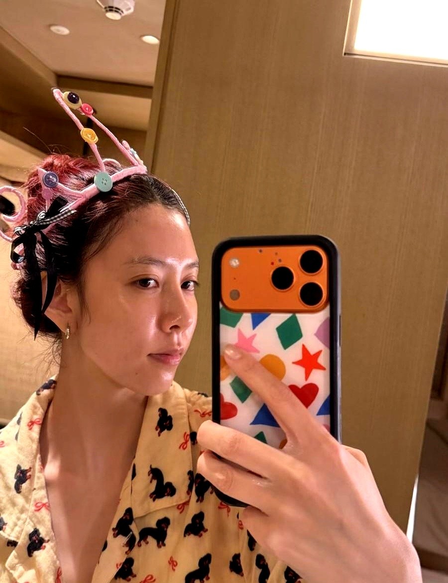 街边镜头第三次扫到宋妍霏，旁边还是窦靖童。

两人拎着购物袋并肩走，没躲镜头，像普通朋友下班顺路。宋妍霏转头晒出素颜照，脸型轮廓被说像窦靖童，肤色跟活动精修图差了一截。

可镜头推近，皮肤照样光滑，她该笑笑该站站。台上是工作，台下是日子，能玩到一块儿的，从来不是同一张精修脸。