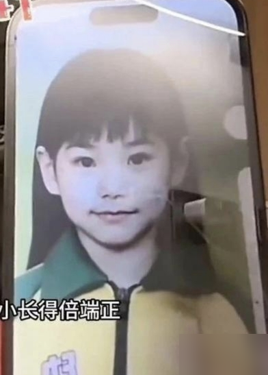 网友拿着童年照对比耳垂，非说马筱梅整了鼻子不承认。
直播间里有人刷屏女主播鼻子没整好，她眼皮都没抬，回了句：那没办法了，那是我妈没给我生好，不是每个妈都像一样这么牛。
这话直接挂上热搜。之前汪小菲急得晒媳妇儿时照片辟谣，她倒好，一句自嘲把战场拆了。
她还说过，医美顾问劝她别动鼻子，鼻头有肉是财