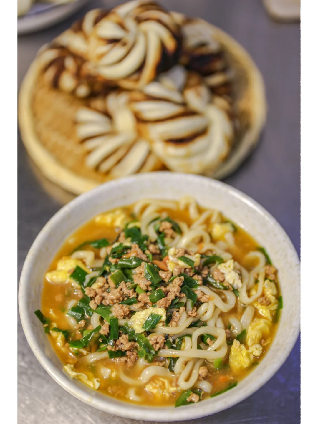 韭菜肉末鸡蛋碎炝锅面，味道绝了～