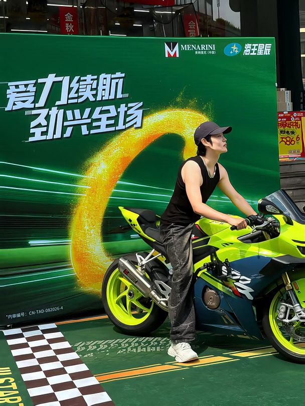 杭州这家药店怎么还停了台机车啊🏍️