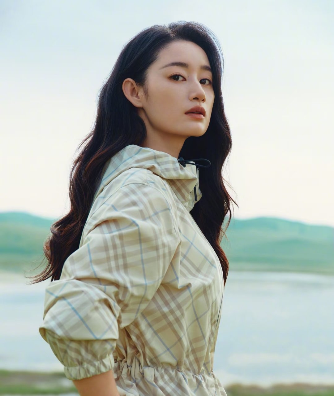 演员郭晓婷近日在播客中坦言，自己多次收到《乘风破浪的姐姐》邀约却始终未应允，核心原因是实在无法接受节目组“没命地熬夜”的高强度录制模式。  一、拒绝的根源在作息- 不想熬夜是主因：郭晓婷明确表示，拒绝