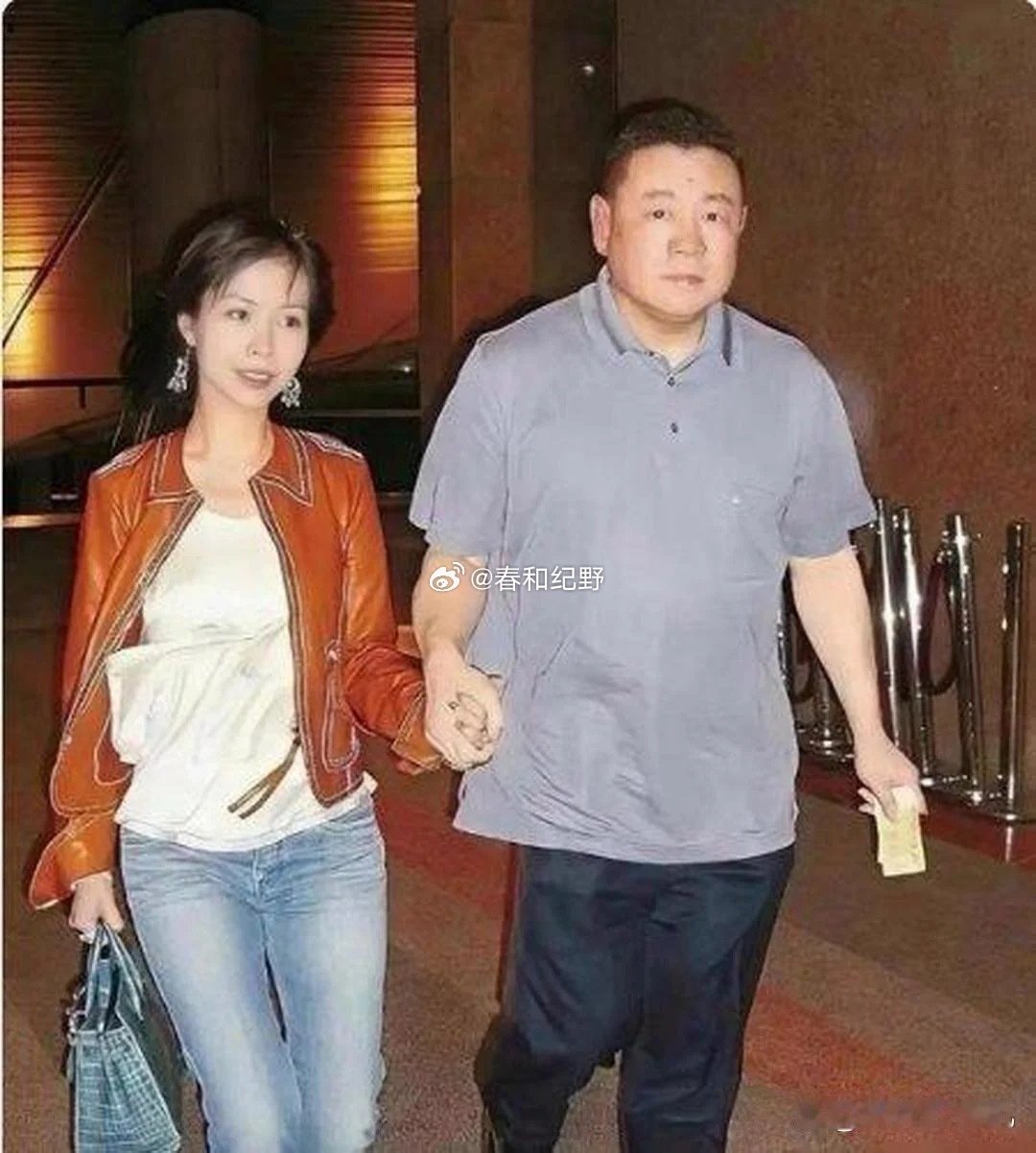 1991年，蔡少芬的18岁成人礼由刘銮雄在丽晶酒店豪办，50桌宴席配五层蛋糕，轰动全港。 ​