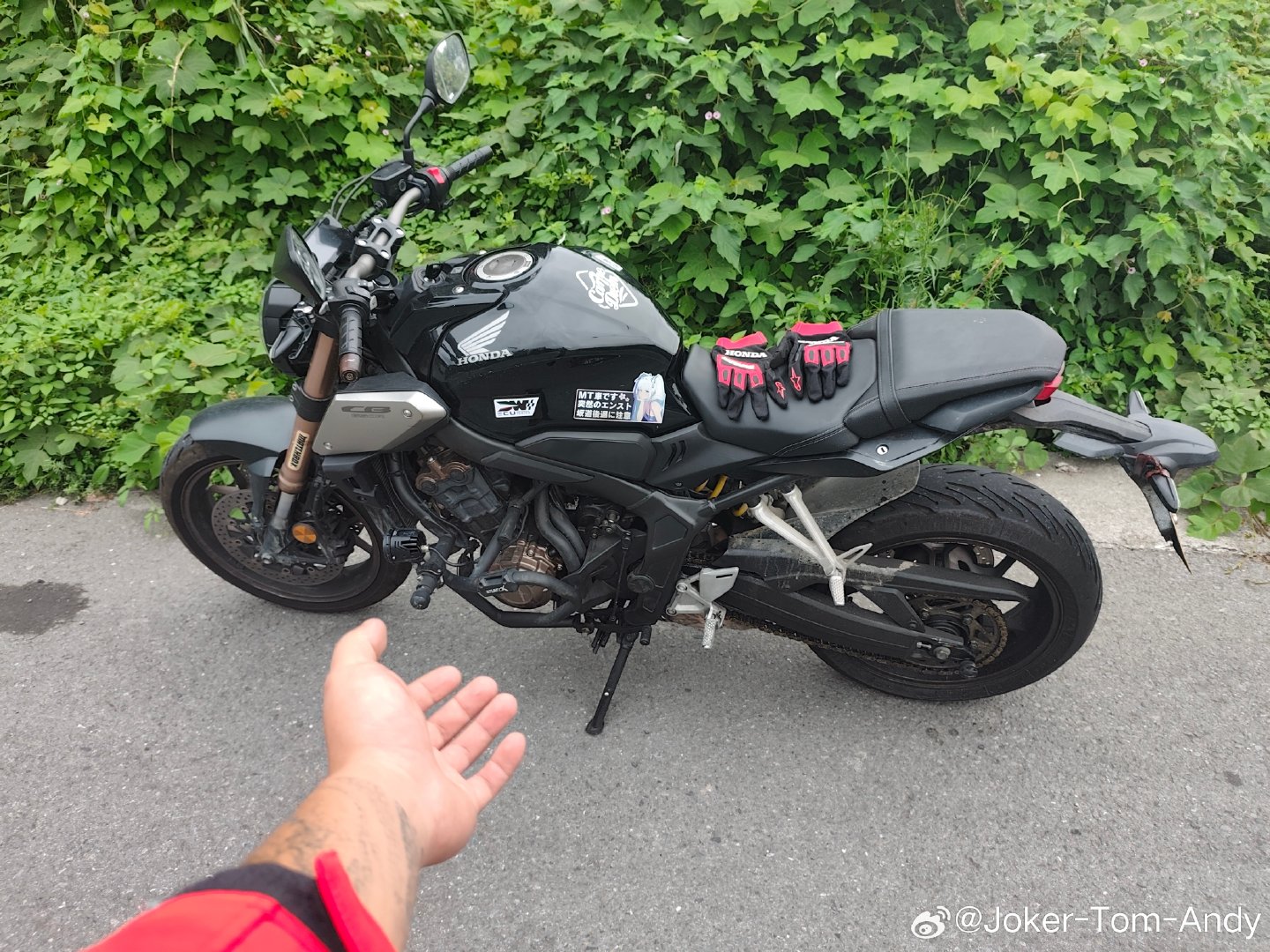 “天要下雨，她已嫁人”…但我阳朝车神杰罗姆小丑Joker谢安迪是多么的伟大又坚强[doge][害羞]不管天气冷还是热而我都照样骑我宝宝本田650摩托车和我宝宝本田踏板摩托车[doge][doge]… ​