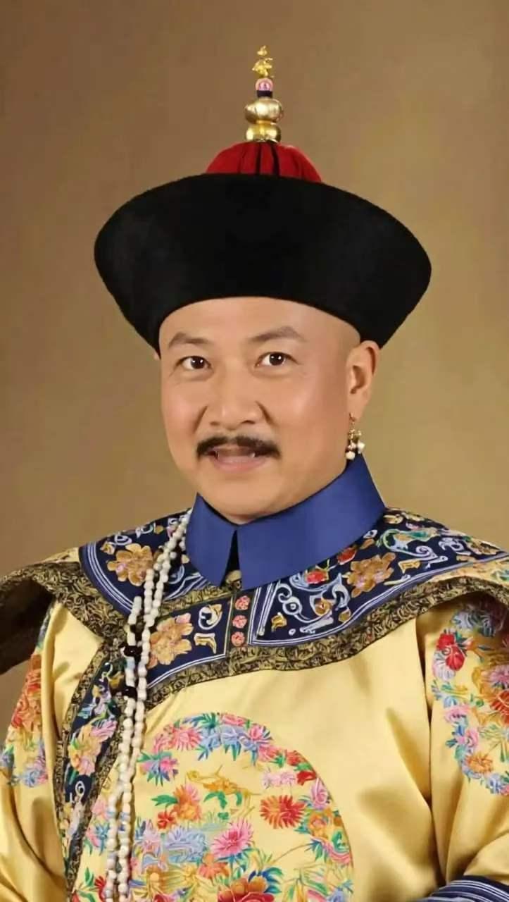 乾隆皇帝爱新觉罗·弘历，二十五岁登基，在位六十年，又当了三年多太上皇，是中国历史上实际掌权时间最长的帝王。他接手的是雍正励精图治后国库充盈的江山，一上台便宽严相济，平定准噶尔与回部，将新疆正式纳入版图，又派兵远征缅甸、安南，号称十全武功。文治上，他组织编纂四库全书，收书三千余种，却也借机销毁了大量违