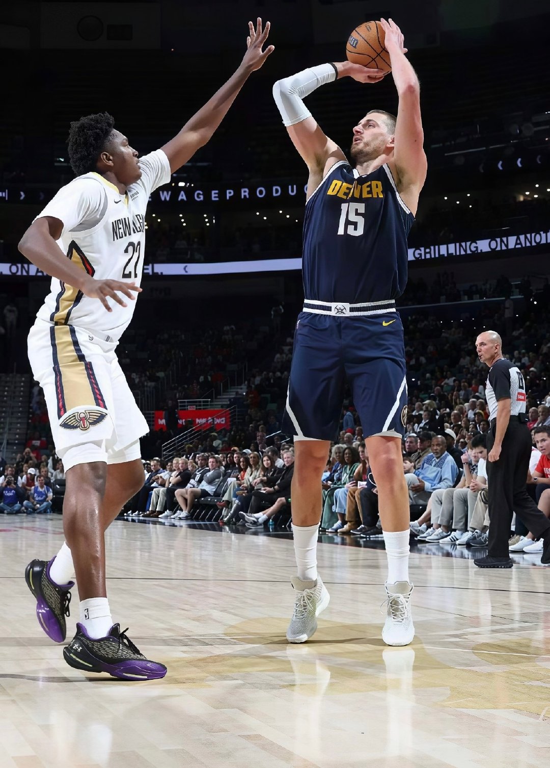 NBA常规赛，掘金104-91击败鹈鹕。约基奇本场比赛出战34分钟，13投8中，罚球5中5，砍下21分13篮板10助攻的三双，另有1抢断，出现7失误。
这是约基奇本赛季第2个三双，生涯第200个三双，成为NBA历史第二个突破200三双大关的球员，NBA历史三双第一是威少的209次。

#nba##约基奇##nba吐槽大会# ​