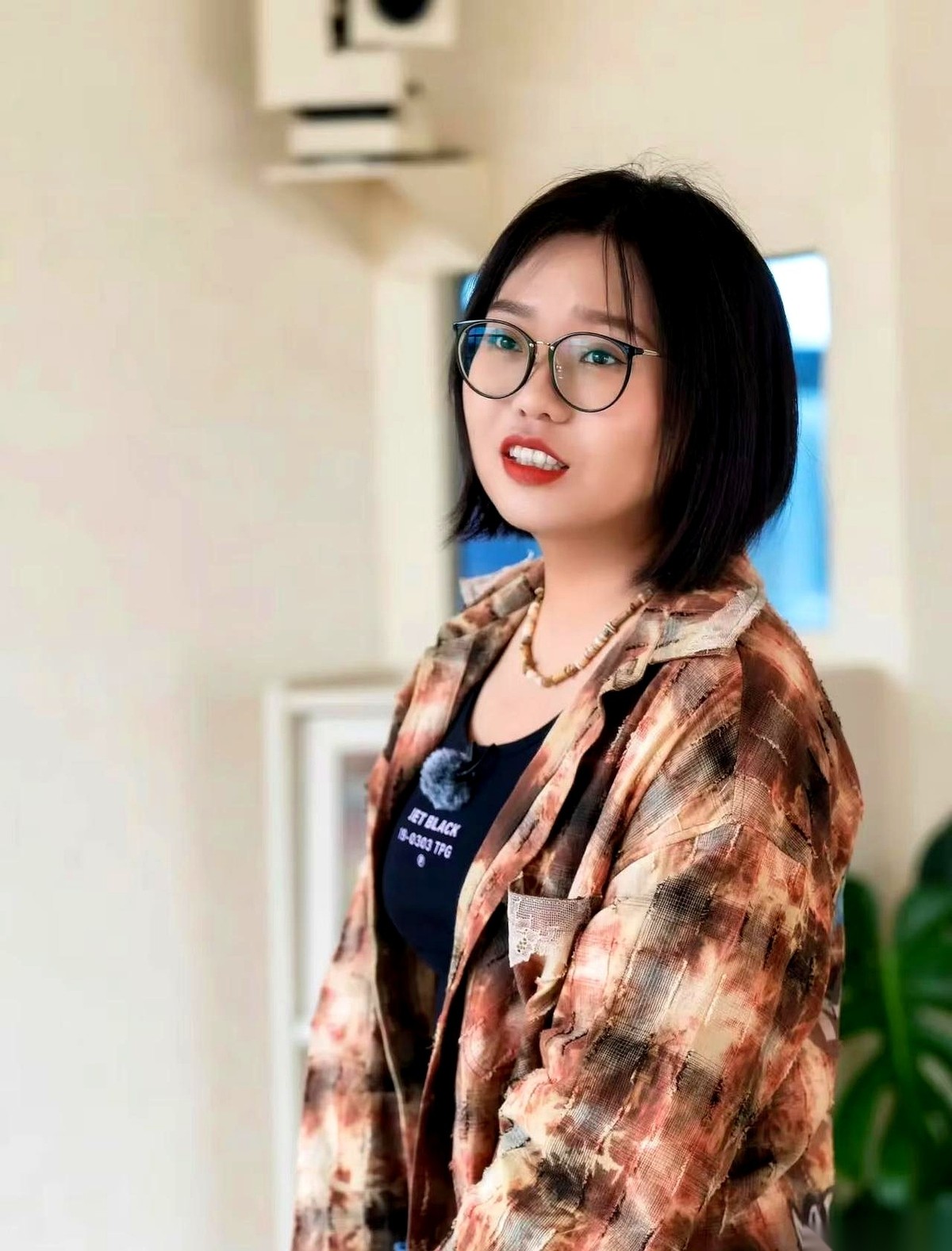 看了一段访谈，撒贝宁身子前倾，盯着李雪琴问：“你北大啥专业的？”
李雪琴两手交握，干笑了一下：“说不出口的专业。”
撒贝宁眉毛一挑：“北大还有啥专业说不出口？”
答案揭开，是新闻与传播学院广告方向。
为啥顶着金字招牌，却觉得烫嘴？
其实真不是专业不行，而是被外人的眼光架得太高。在很多人的逻辑里，脚迈