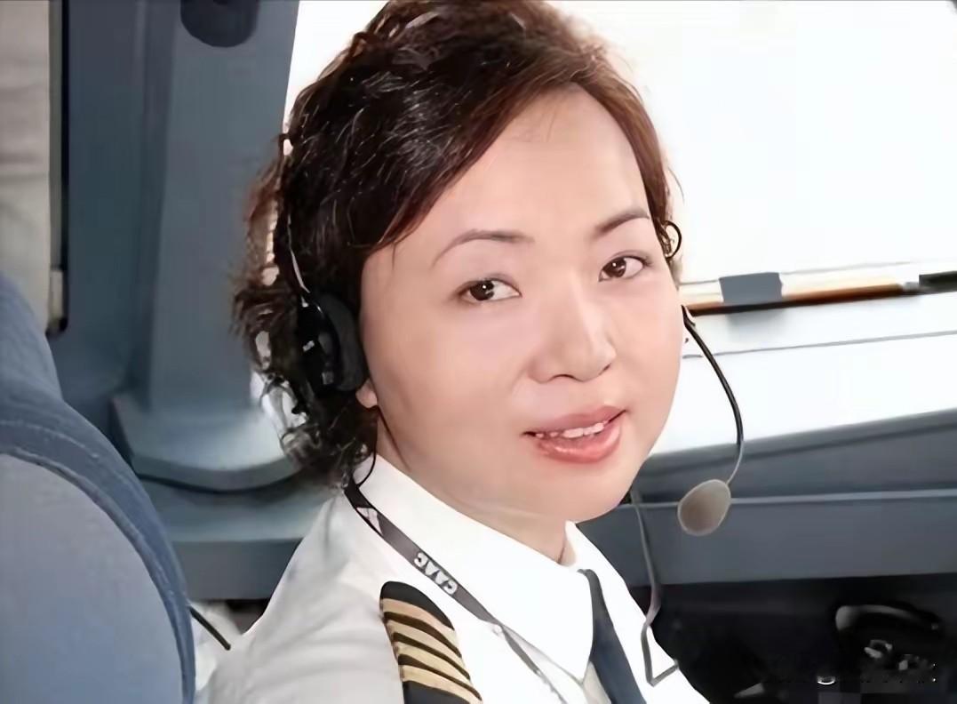 在民航行业，有一位口碑与实力双在线的传奇女机长，她就是南航历史上第一位女机长——刘宇环。网上常有人称她为“国内最贵民航女机长”，其实这只是网友对她硬核履历的高度认可，并非官方评定的薪资头衔。真正让各大航司争相邀约的，从来不是虚名，而是她从空军淬炼出来的顶尖飞行实力。
 
刘宇环是实打实的航空世家传人