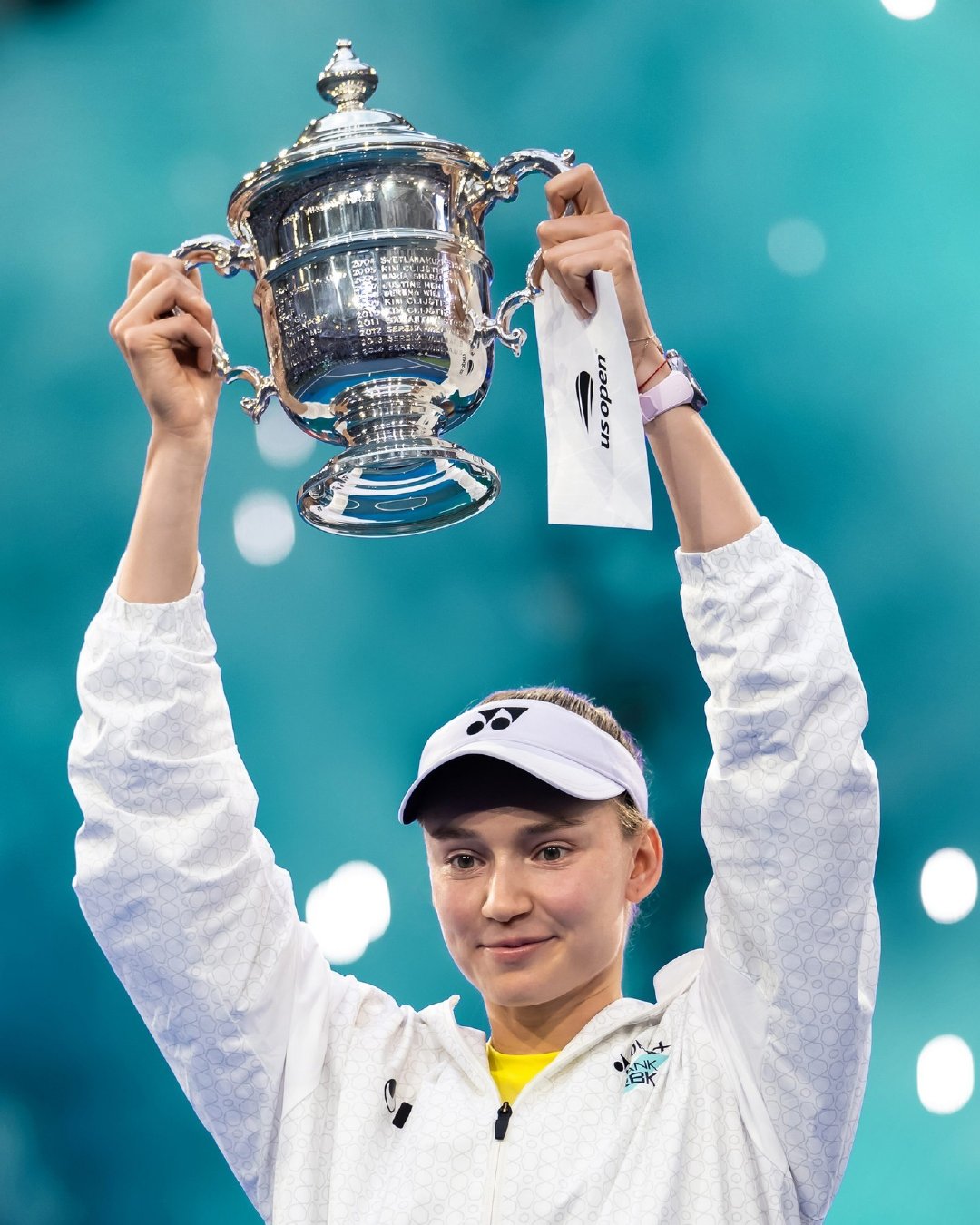 #ElenaRybakina[超话]#  
Tiffanyandco官方更新：
祝贺2026美网冠军伊莲娜·莱巴金娜与亚历山大·兹韦列夫。近40年来，蒂芙尼的工匠们手工打造这项赛事标志性的奖杯，将精湛工艺化为永恒的胜利象征。
cr ig Tiffanyandco
#莱巴金娜美网冠军##莱巴金娜##美网2026# ​