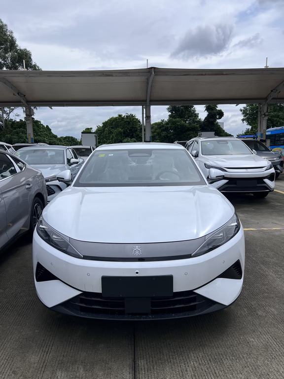 比亚迪秦MAX
标准B级家轿，9.99‑14.39万，DM‑i插混、EV纯电双动力可选。
尺寸：4866×1880×1495mm，轴距2820mm，后排空间很宽裕，EV版还有115L前备箱，装载能力强。
	
• EV纯电版：二代刀片电池，CLTC 530/630km，兆瓦闪充，10%‑70%只要5分钟，9分钟充到97%，后驱布局，零百5.9秒，补能接近加油速度。
	
• DM‑i插混版：最高纯电320km，综合续航2370km，亏电油耗2.59L/100km，市区通勤用电，长途无焦虑，非常适合家用、跑营运。
	
• 底盘：前双球头麦弗逊+后五连杆，高配带云辇‑C，滤震舒适，不容易晕车。
	
• 智能：DiLink150车机，可选天神之眼‑B智驾，支持城市领航、全场景自动泊车，比亚迪智驾安全兜底。
	
• 安全：刀片电池、远端气囊、TBC爆胎稳行，整车安全性拉满。