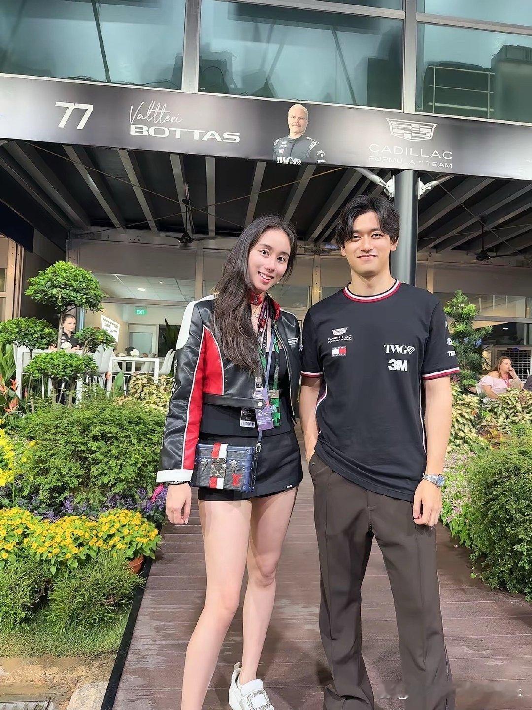 新加坡F1现场也太热闹了！何超欣在赛场碰到谷爱凌、章泽天、龚俊等各路名人，好友谷爱凌、沈月全都在，连卡戴珊也前来助阵 ​