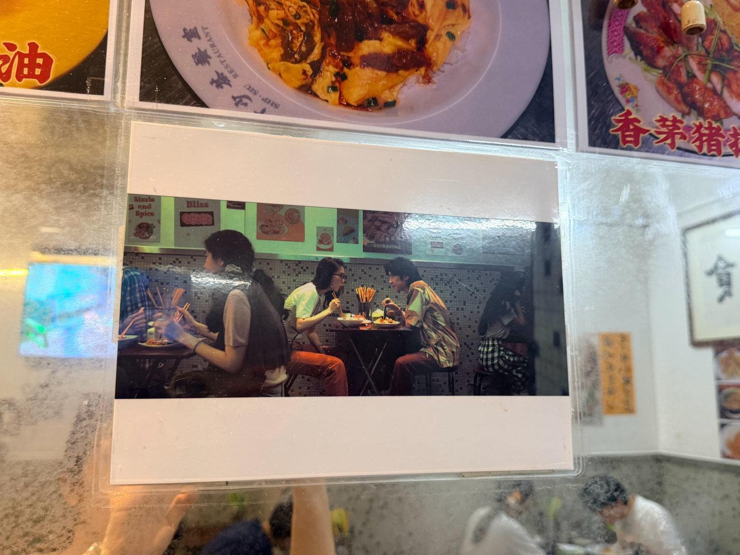到茶餐厅门口，小姨问我这家很好吃吗，我说不知道，她问那为什么来，进门我就指着晴朗的照片跟她说：金晨来过，她瞬间懂了[嘻嘻][嘻嘻]。
去的时候同款桌有人坐了，看着我牙痒痒，后来别人走了，我就和我弟挪到同款座位，同款桌点餐是会跳出晴朗的🤗🤗，其他桌没有…… ​