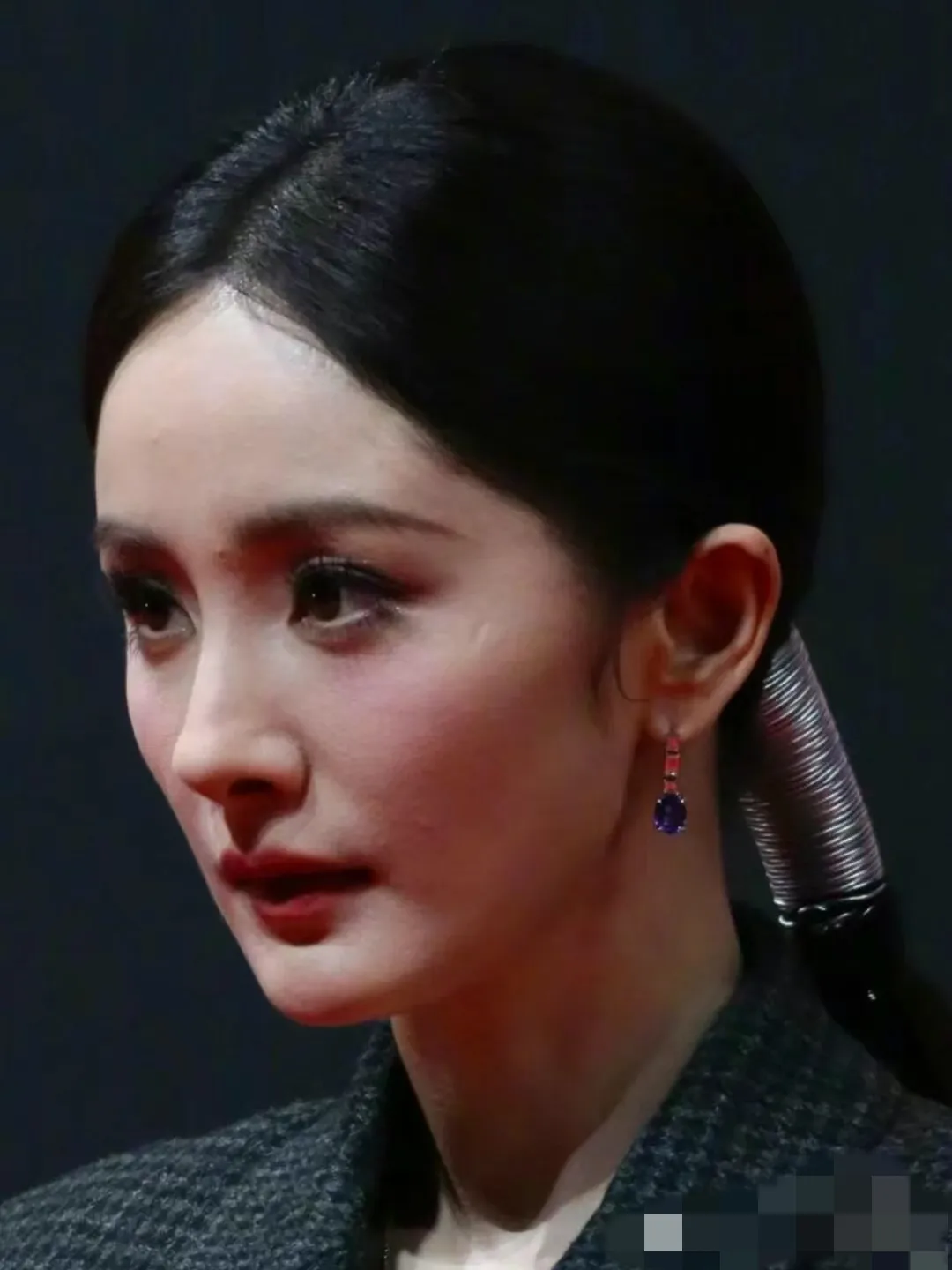 杨幂怼脸生图，五官更立体了。