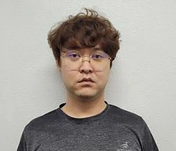【杀害中国女生嫌犯作案手法相当周密】杀害中国女生嫌犯将部分遗体藏匿家中 在韩国庆尚北道庆山涉嫌杀害中国留学生并遗弃遗体、已被拘留的中国籍大学讲师郑昌盛(ZHENG CHANGSHENG，音译，31岁)，经查明，其作案动机系担心两人恋人关系曝光后丢掉工作。警方9月4日表示，已就涉嫌杀人、损毁遗弃隐