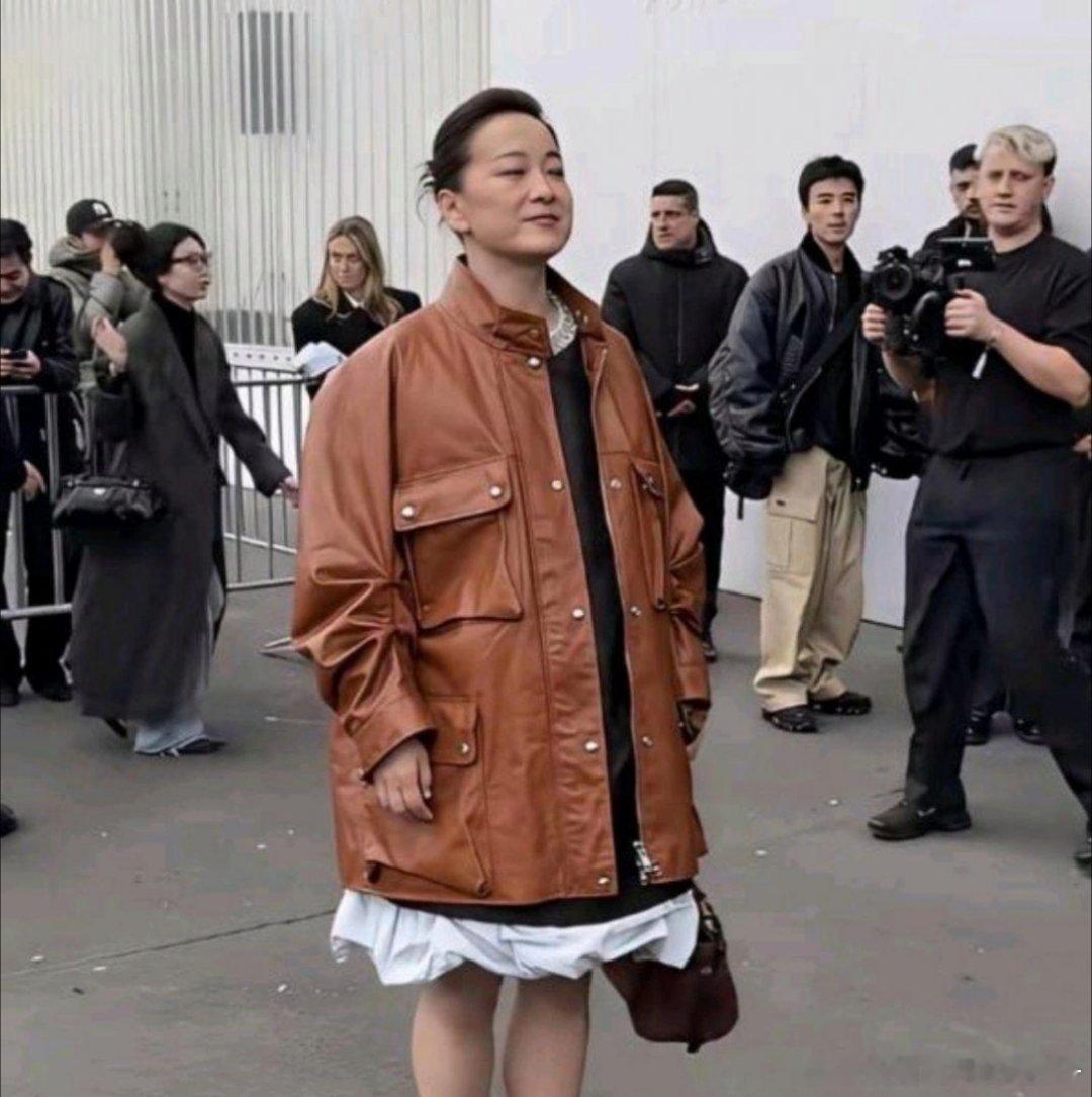 贾玲亮相米兰时装周，整个人的气质和以往完全不一样，简直判若两人！感觉略显憔悴了… ​