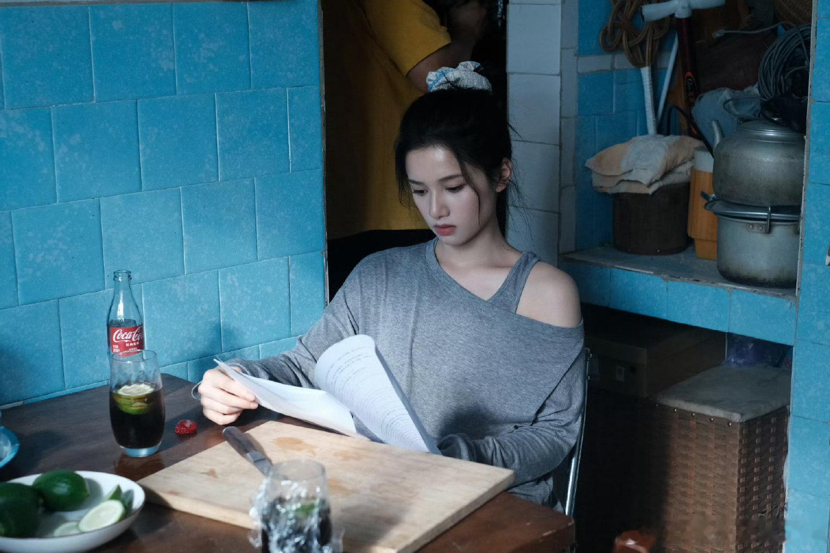 #张婧仪[超话]#  你在荧幕上认真演绎人生，我在生活里学着像你一样坚定发光#张婧仪代言比亚迪秦MAX# ​