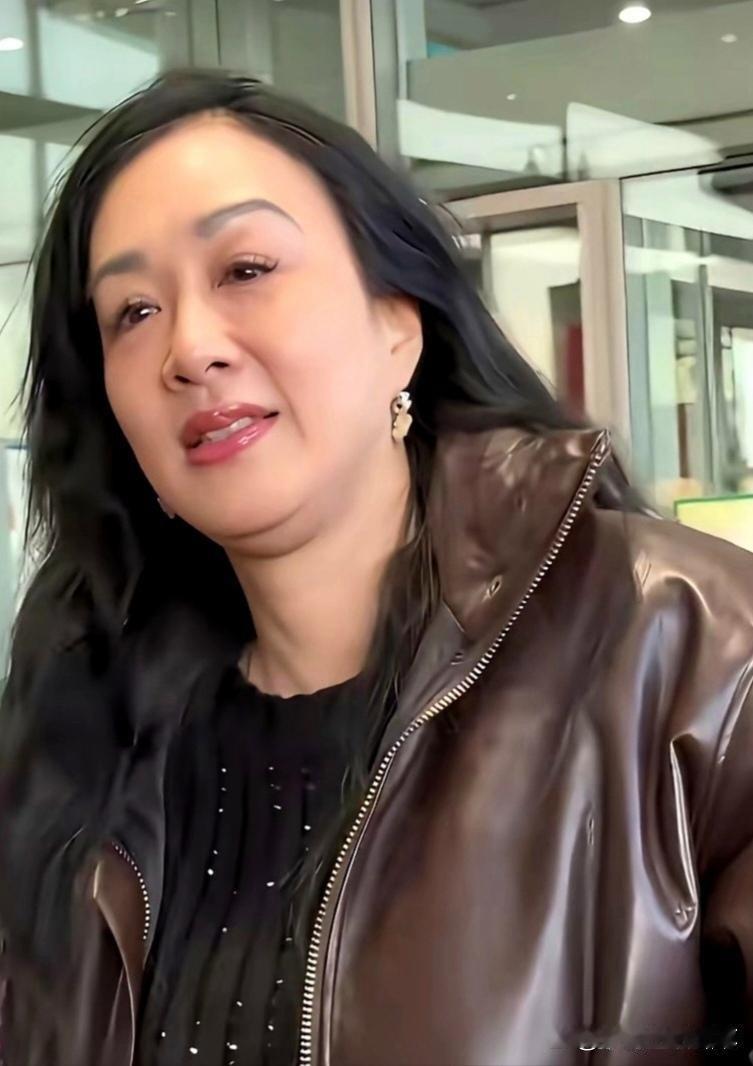 56岁钟丽缇身材越来越丰满，她一米六八，看着又高又壮实，体重估计有160斤，身材能和李湘有一拼。她日子过得挺顺心，小12岁的老公张伦硕特别疼她，她自己也感觉幸福。为让三个女儿跟继父张伦硕关系更好，钟丽缇把女儿们姓改成张，真是爱屋及乌。现在钟丽缇妥妥人生赢家，家庭和睦，老公疼，女儿孝，幸 ​
