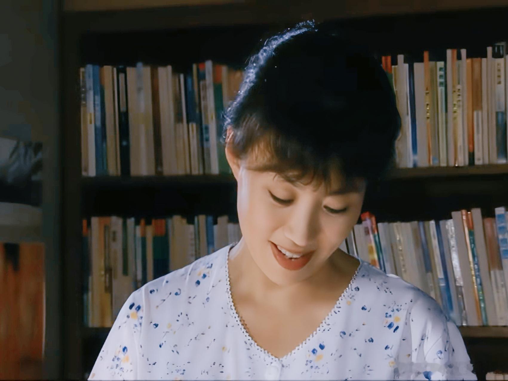 #国话演员马丽[超话]# 
秋天该很好，你倘若在场，
秋风即使带凉，亦漂亮。
深秋中的你填密我梦想。
就像落叶飞，轻敲我窗。

辛欣‖我的农民兄弟 ​