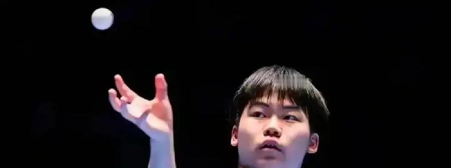 王楚钦2000分清零跌到第四，日本19岁生胶少年6930分捡漏登顶，国乒男单前十只剩两个人，这排名到底还能撑多久
10月5日国际乒联第41周排名更新，王楚钦从8157分跌至约6240分，松岛辉空6930分原地不动完成反超
这不是一场比赛的结果，而是一道算术题的答案。
王楚钦2025年中国大满贯的20
