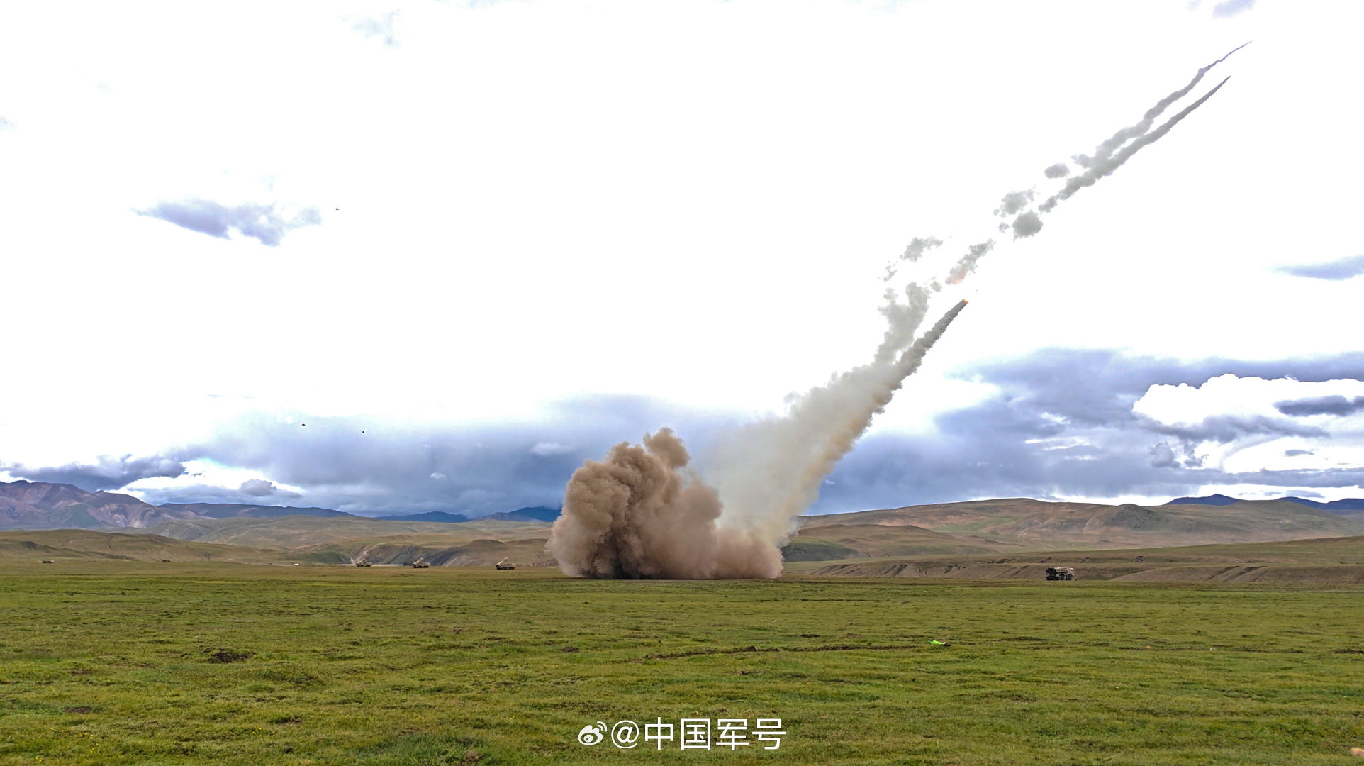 【精准打击！#看火箭弹实弹射击演练#】近日，西藏军区某旅远火分队在海拔4000多米的雪域高原组织开展实弹射击演练。此次演练紧贴实战，有效检验了部队在高原复杂环境下远程精准火力打击能力与全天候作战能力。（赵俊杰 马银辰 段薪海 吴浩然 陆生地 刘江涛） ​