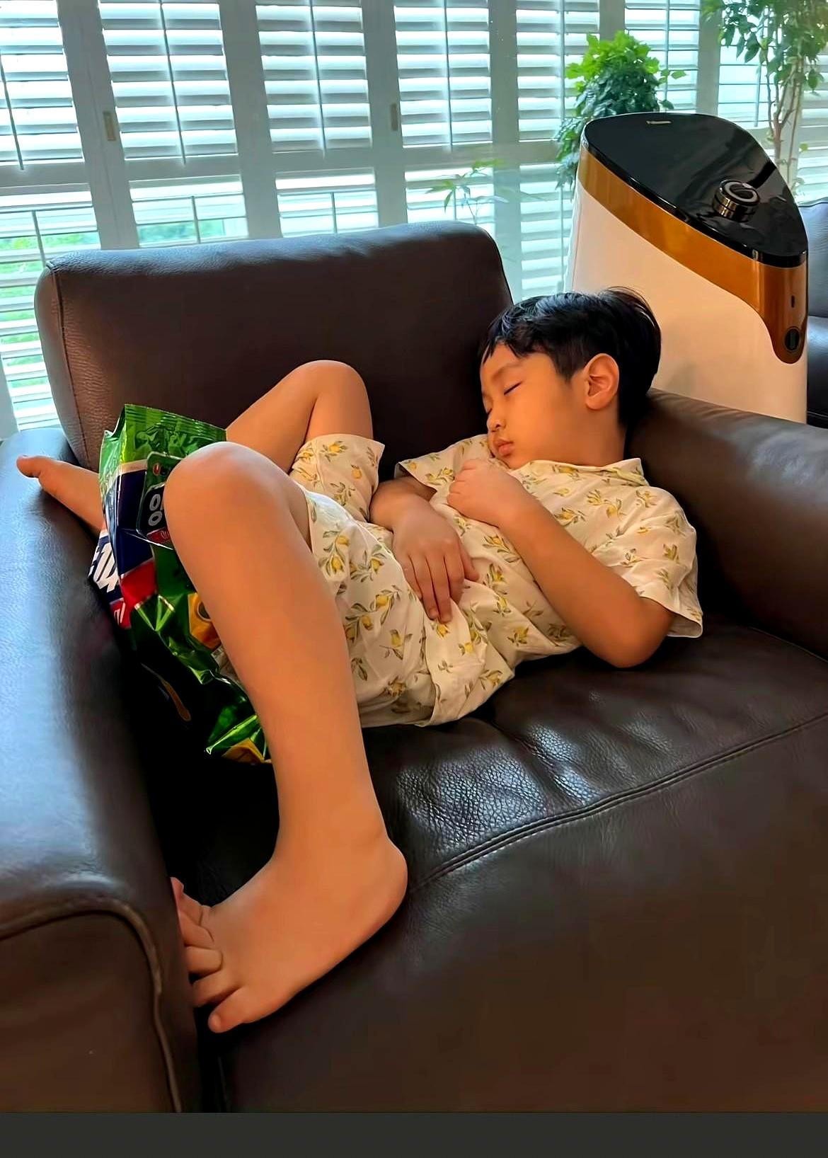 前夫高梓淇前脚刚公开新恋情，10月23日蔡琳就在社交平台晒出了和9岁儿子珉宇的同框照，配文只有一句：一个人心中只有一个宝贝。
这条动态发得不算晚，但也不算早。高梓淇那边刚在综艺里聊完新感情，蔡琳这边就把儿子推到镜头前，时间点卡得刚好。从传播节奏看，这不是随手一发，大概率是算好了窗口期——你聊你的新恋