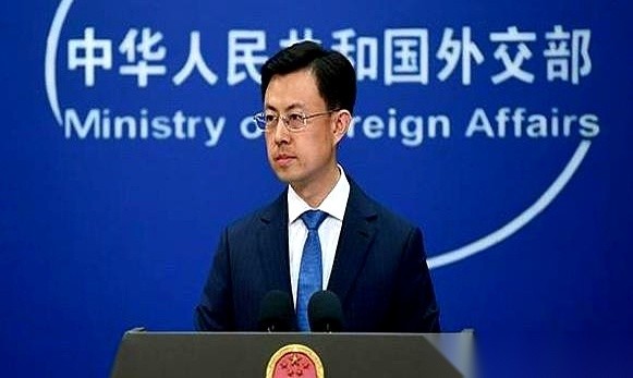 美国这回，是真要把伊朗民航的每一寸翅膀都给生生折断。
9月23日就是一道死线。美国财政部不仅一口气把伊朗剩下的27家航空公司全塞进了制裁黑名单，让伊朗全部航司无一幸免，美财长更是当着全世界的面，抛出了一个极其粗暴的“连坐”剧本。
规则简单得透出一股狠劲：从9月23号起，地球上任何一个国家的机场，只要