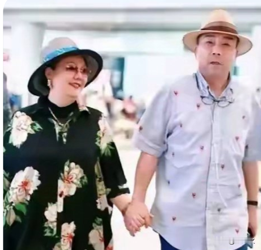 杨仪和梦见分手，是因为被曝婚内出轨。孟真在直播中也公开了证据，但选择原...