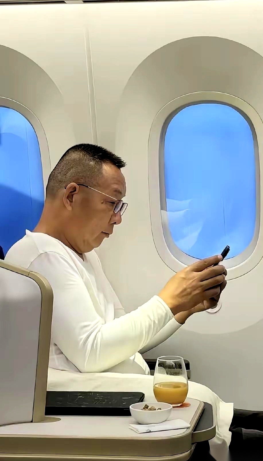 别人出国考察带的是女秘书、女助理，甚至私人保镖，于东来出国的配置却完全是另一幅画风：身后跟着一排集团女高管，旁边站着结发妻子马丽。
这阵容里，最扎眼的是关娜。
论学历，关娜只有初中毕业。可就是这个当初因为“心眼好、对人善”被招进来的姑娘，如今稳稳坐在了胖东来集团二把手的位置上。
在这家极度讲究实战的