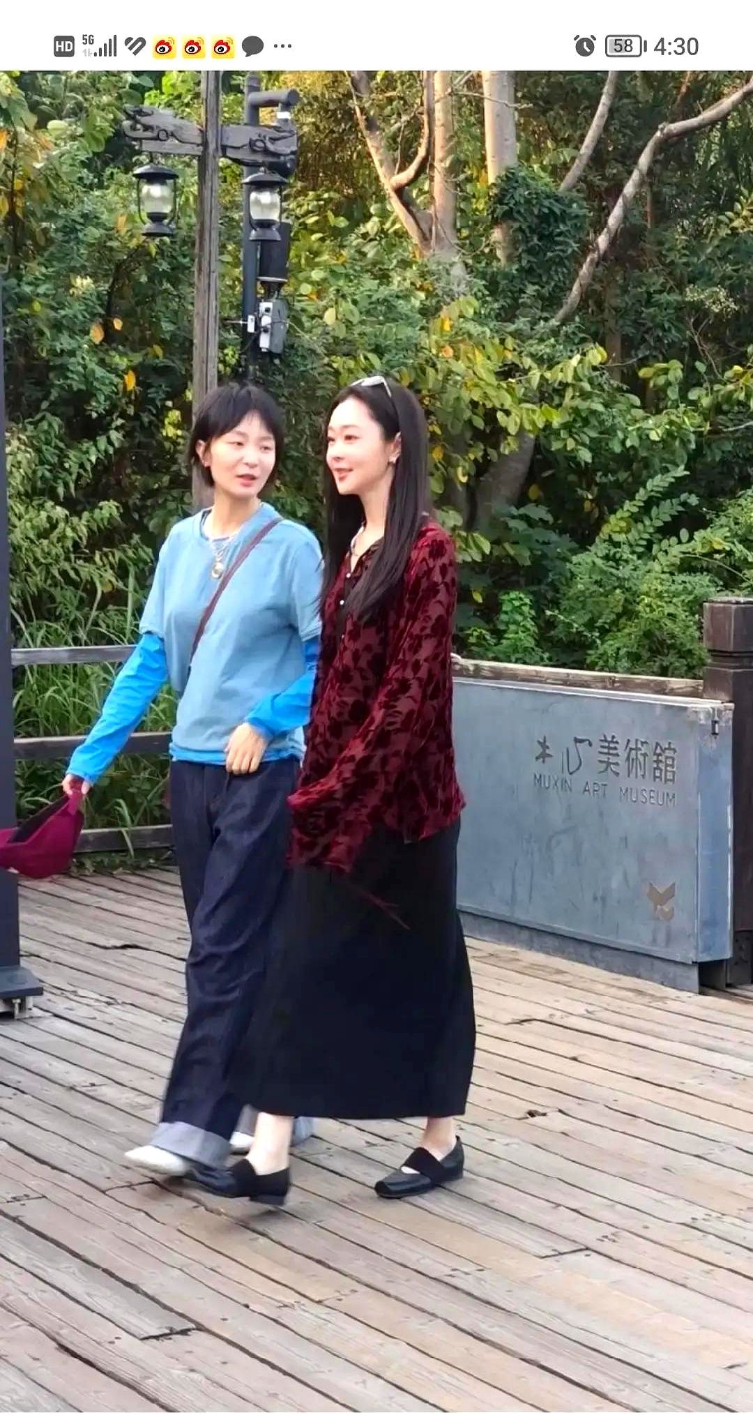 没恋情时

是旗袍天花板，有了恋情就成了长相寡淡，宋轶这口碑反转是不是

太快了？

最近宋轶在乌镇小巷溜达，生图里她和史策并

排走，没前呼后拥，状态松弛得像个游客。那皮肤白得甚至被误以为穿了

白袜，骨架清爽，穿件便装也能撑住。这画面，谁还能说她长相寡淡？

前两年，宋轶还是全网捧着的旗袍女神，
