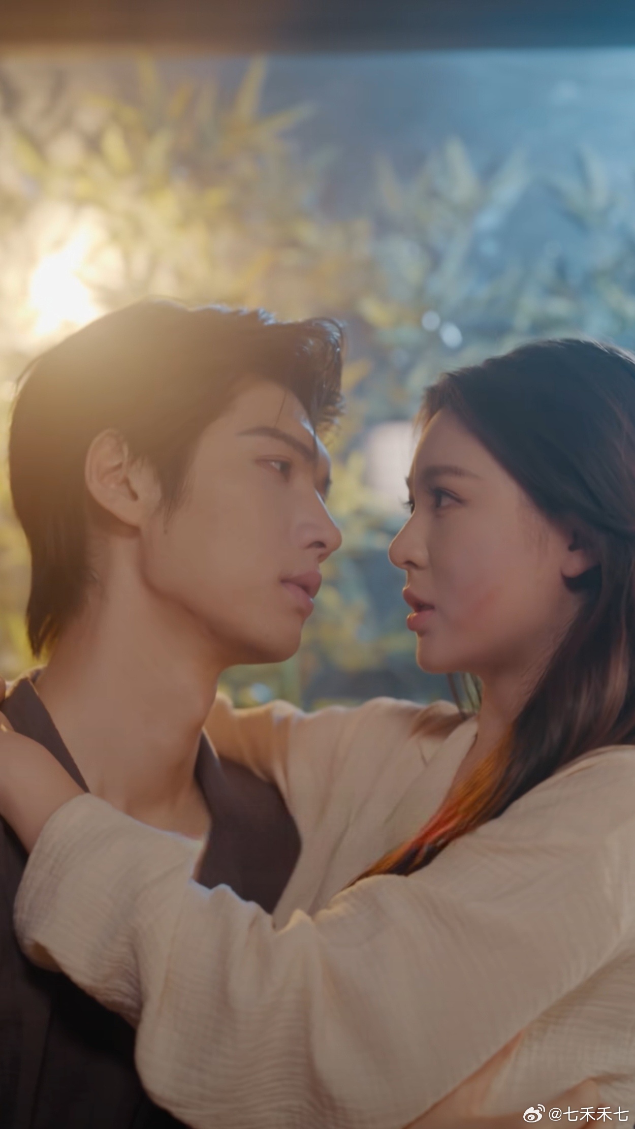记录2026年看过的短剧之316《婚难自控》
1️⃣演员：陈瑞丰（薄砚）➕郑晨雨（慕思婉）
2️⃣推荐指数⭐⭐⭐
3️⃣推荐理由：先婚后爱，爱情从要离婚的时候开始，男女主都以为对方心里有人，不长嘴鬼打墙剧情[允悲]女主喜欢的是骨头，男主以为是个男人，一直吃醋一直介意，女主是走丢真千金，没啥新意 ​