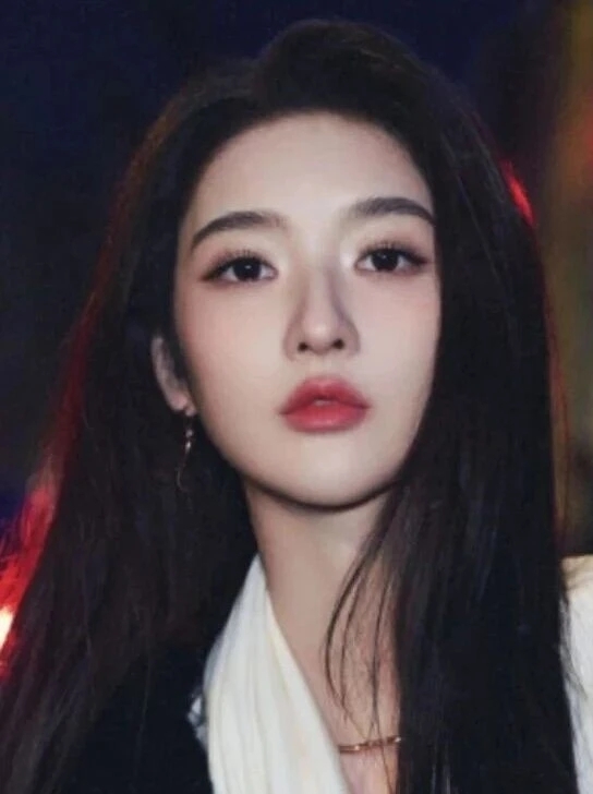 王玉雯杨玏隐婚又离婚的事，网上又传火了。
两人早年因合作剧集相识，低调相伴近五年，全程没对外官宣过恋情，外界拍到的同框日常，也全是私下出行的松弛状态。
这段相差十岁的感情，最终因为人生步调完全错位走向终结。男方早已到了渴望安稳成家的阶段，女方正处在事业上升的黄金期，常年泡在剧组根本无暇顾及婚姻规划。