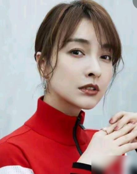 吴昕在快本站了十几年边角，谁能想到她私下早把账算明白了。
节目里有人问她为啥不焦虑，她直接回：我有钱啊。不是玩笑，是底气。当年那个被嘲笑“小粗腿”“背景板”的姑娘，转头开餐厅、搞副业，一年进账千万起步。别人还在抢镜头，她已经把副业做成了主业。
再看她现在的状态，时装周穿得利落，综艺里慢悠悠说话，