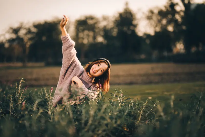在油菜花盛开的春日，看到小姐姐在油菜花田里与花同舞的画面，简直被美到失...