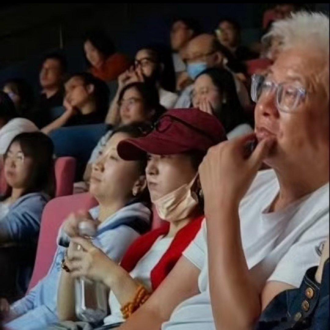 #赵丽颖看谢娜话剧 大哥二弟#

是大哥二弟久违的同框！赵丽颖现身剧场支持谢娜话剧《十三角关系》。
从综艺里的“大哥二弟”到现在，这么多年的友情依旧。台下奔赴捧场，是朋友之间最真诚的支持，这份友谊真的很难得。 ​