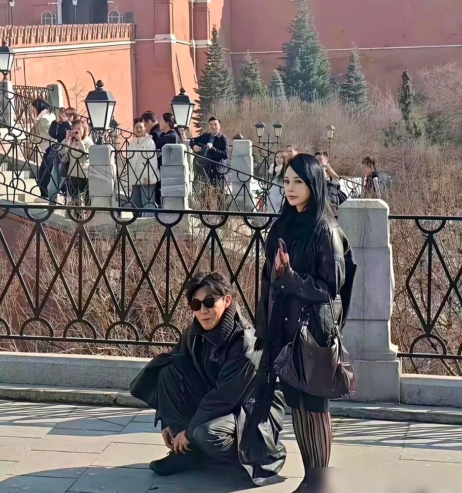 秦昊在商场里给伊能静拎包，手里还攥着个网球拍。这画面太割裂了，影帝私下跟个陪逛的体育生似的。
有人拍到他俩逛街，伊能静在前面挑衣服，秦昊在后面跟着，不催也不玩手机。眼尖的发现他包里塞着网球拍，这是刚打完三小时球过来的。
一年没怎么接戏，就拍了部辛爽的新剧，剩下时间全在打网球。伊能静上综艺，他也跟
