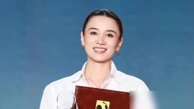 宋佳拿金鸡影后提名，靠的是个配角，戏份还没张子枫多，这事炸了。
《志愿军：浴血和平》里她演林月明，拢共没几场戏，愣是报了个最佳女主角。网友翻出片单一对比，张子枫才是女一，宋佳这波操作，把金鸡奖的评奖规则架火上烤。
说白了，报主角还是配角，全看片方怎么填表。戏份不够，资历来凑，提名名单一公布，争议