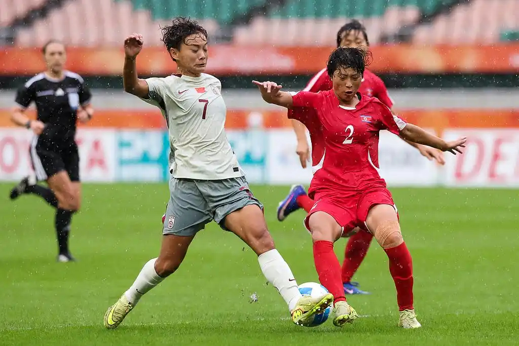 一粒乌龙球，中国女足亚运争冠梦碎！一一北京时间9月29日下午，亚运会女足半决赛中，中国女足0比2不敌朝鲜女足，无缘决赛。

上半场双方互交白卷，中国队控球率不足四成，场面被动。易边再战，第53分钟，朝鲜队定位球传中，姚伟头球解围不慎自摆乌龙。第78分钟，朝鲜队再度利用定位球机会，由明有正禁 ​