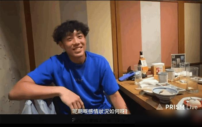 刚做陈奕迅准女婿不到半年，网球新星黄泽林直接公开摊牌：分了！
10月14日做客直播，面对感情追问，黄泽林满脸无奈，当场撂话：结束了，没事，系啊，往后专心打球。
没有狗血互撕，全是骨感现实。曾经人人眼红的巨星岳父，转眼渐行渐远。一个满世界奔波打积分，一个在香港过千金生活，圈子完全不同，硬融不过是互