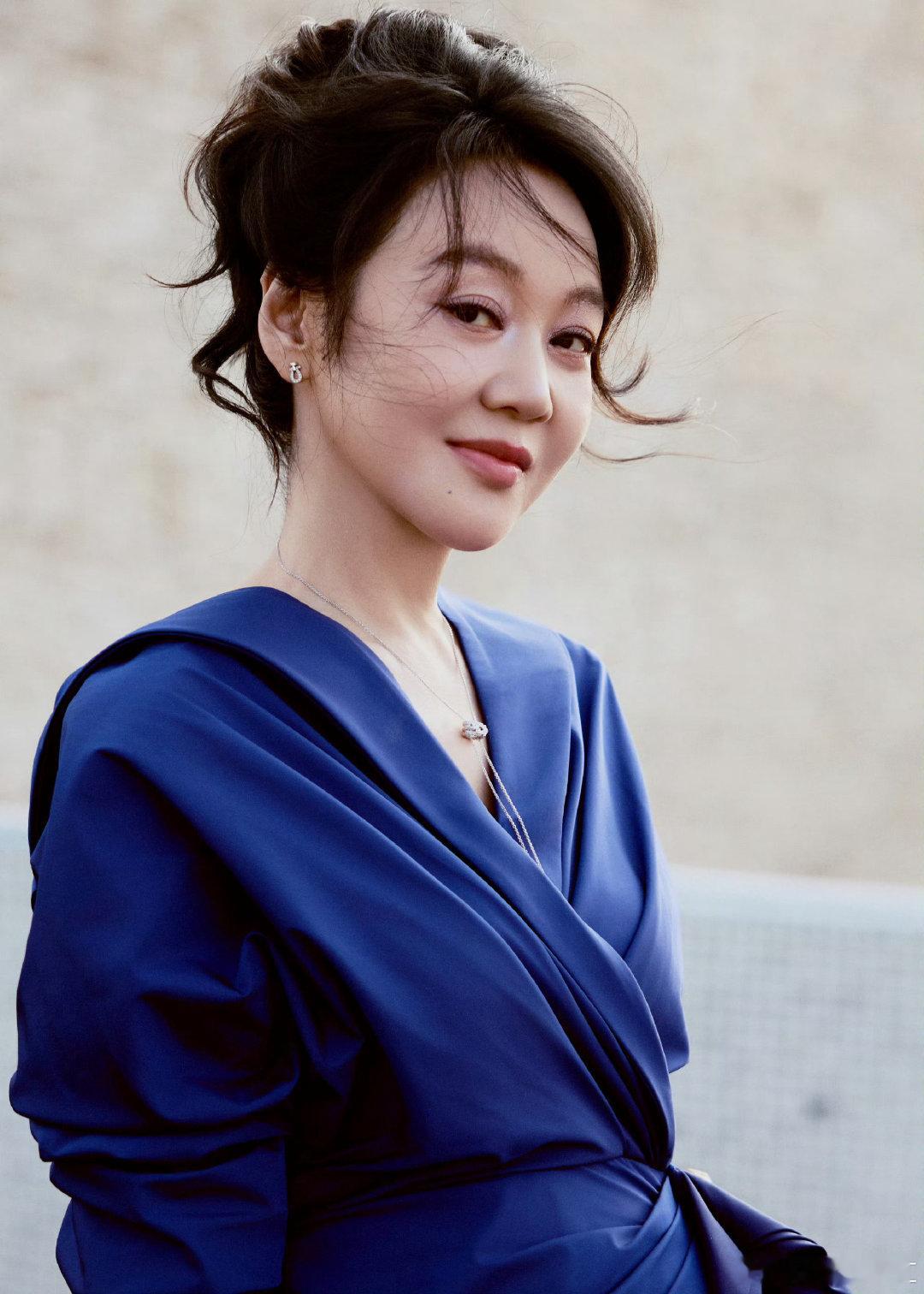 #闫妮[超话]#我的微醺女神带着她的藏蓝色神裙来了！#闫妮蓝色星光裙##观众网时尚# ​