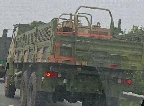 东陆某旅的无人车运输车。使用的是SX2190运输车，既不是自带吊臂的吊运车，也没有加装液压尾板，是最普通的运输型，装卸都另需借助吊运车辆完成。车上装载了两辆班组支援无人车，从涂装看，后面这辆还是去年“2509”的阅兵车。 ​