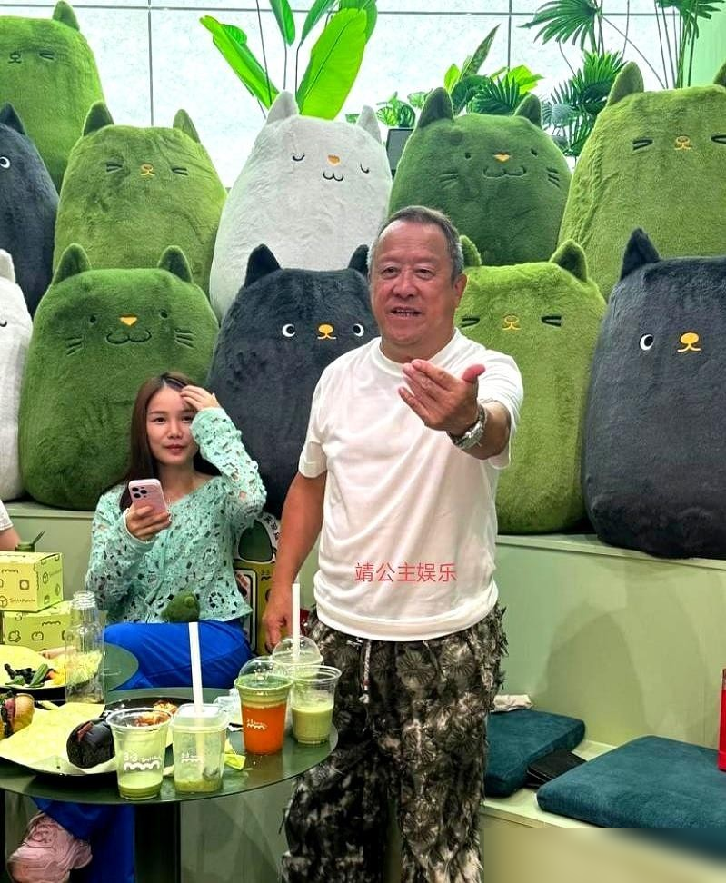 72岁曾志伟，蹲在佛山街头跟狮头碰拳，转身回店里打包收银，裤衩还是花的。
店开在岭南天地，吐司最贵28，茶饮不过28。当天出炉1200个吐司，中午全卖光。补货、装袋、问顾客好不好吃，他自个儿上手，来合影的一律配合，还帮你找角度。
张学友梁朝伟送花篮，吴启华麦长青到场剪彩，半个港圈排面给足。可这老