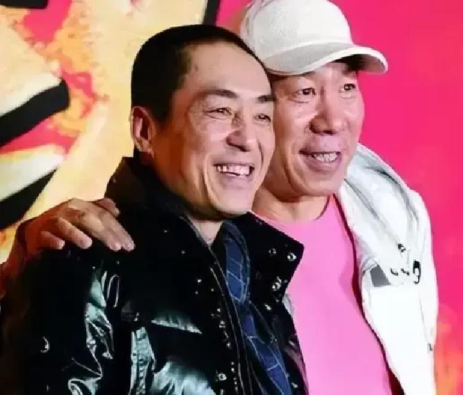 1997年，张艺谋父亲临终前，躺在在病床上告诫儿子：“你一定要小心一个人，你根本不是他的对手，对付不了他啊！”他只应和着父亲，却没把父亲的话装在心里，可令人没想到的是，之后发生的事，竟让他后悔不已......
 
父亲葬礼后第三天，张伟平来了。他拎着两瓶茅台，一进门就握住张艺谋的手：“老爷子走了，以