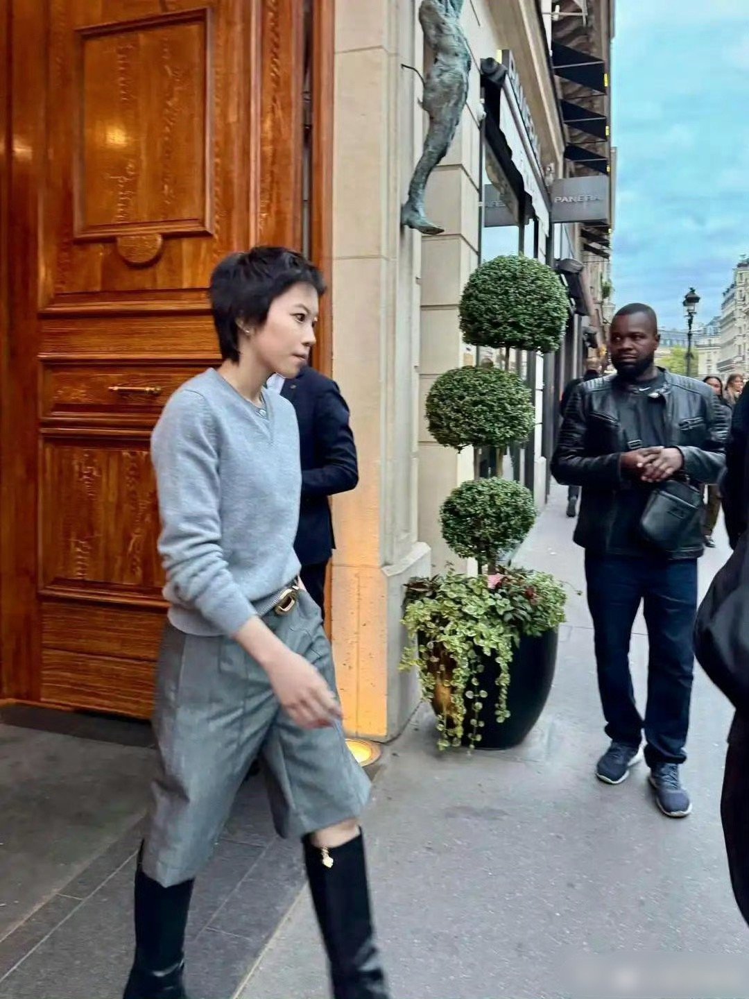窦靖童这身材，跟王菲老像了 
窦靖童阿那亚音乐节后发文 ​