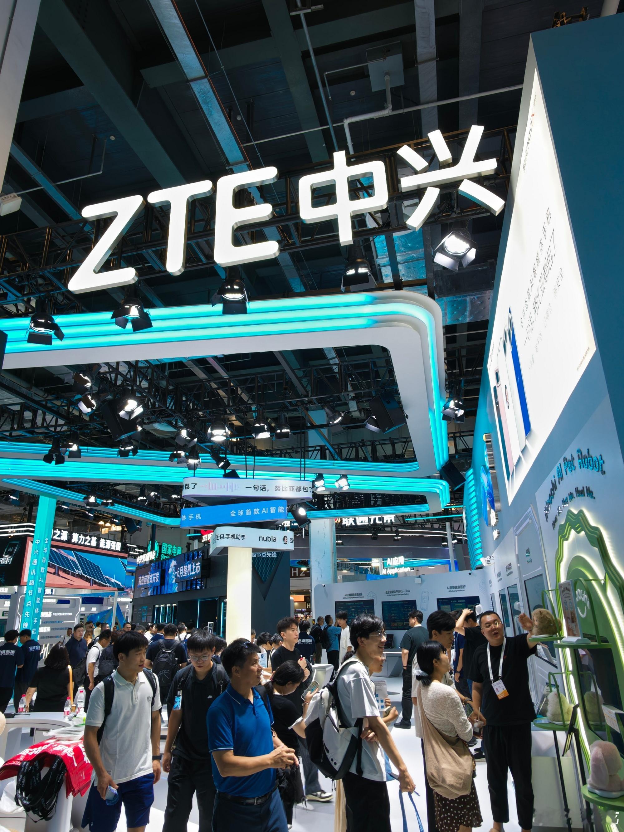2026 WAIC中兴展台，有三大产品印象深刻。OEX超节点为本届镇馆...