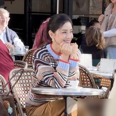 50岁胡可一个人跑去巴黎看秀了，没带老公没带娃，就穿件纯黑长袍往那一坐。生图传回来，评论区炸了，说这状态像被岁月忘了。旁边坐着陈妍希蓝盈莹，她一点没被比下去。有人扒她近一个月行程，拍戏、带娃、直播，转头又飞法国感受时装周。不是去工作，就是自己想去看看。底下吵翻了，说都五十了还折腾什么。你看，人和人的