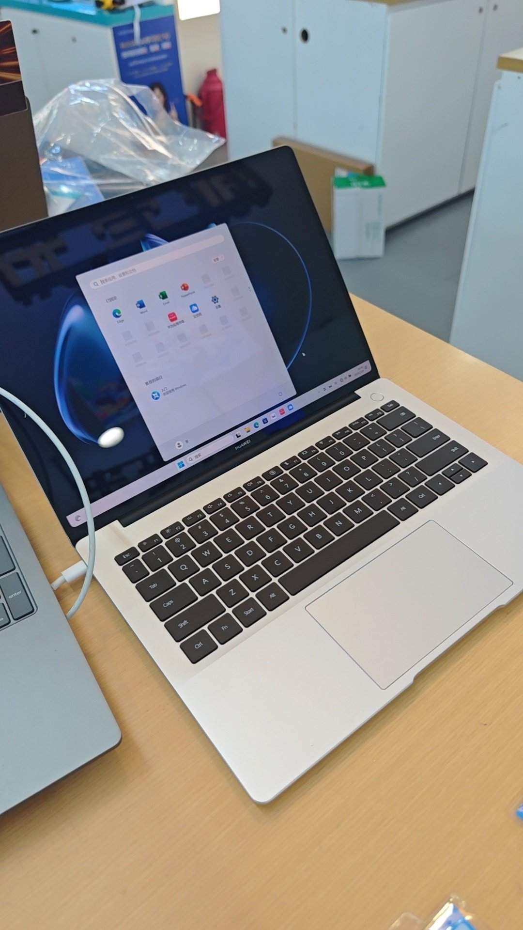 什么都是假的，只有老公给买的华为24+1TB Mate14Windows版是真的 ​