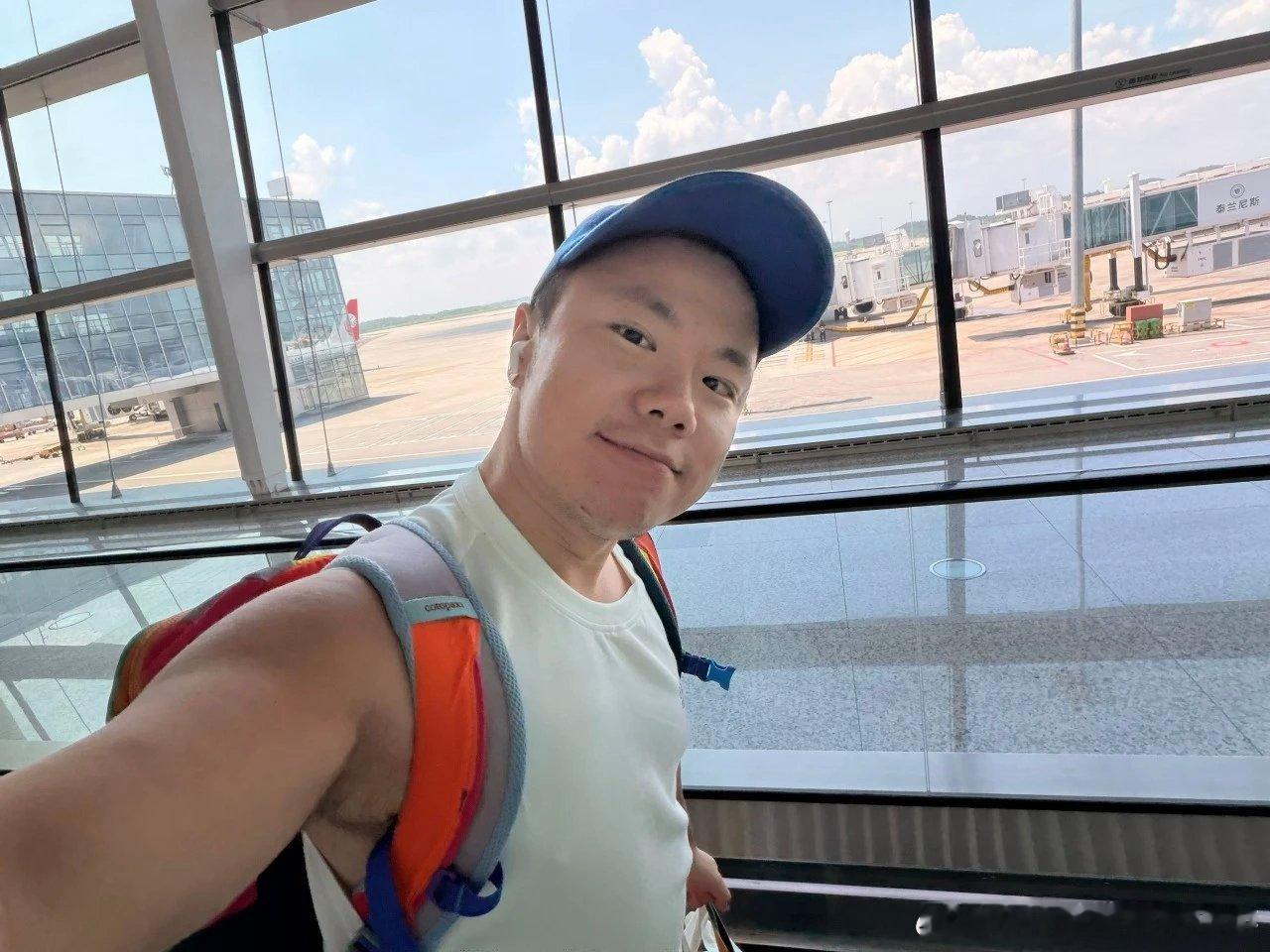 香港金融男做 IP ，差点被口音阉割了。

上次深圳线下大课，现场采访的四个案例拆解，
我们一个一个来复盘一次，全部直接给策略。
 
一、国际资产配置的港男
 
40 岁，香港人，口音一听就是南普，一眼金融男，果然是，做国际资产配置的。
 
他来群响想学习做个人 IP ，
传统金融的老方式，靠旧客户卷件 ​