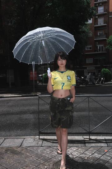 巴西队球衣我会这么穿<br />马德里天天下雨 拍照都拍不好我气！