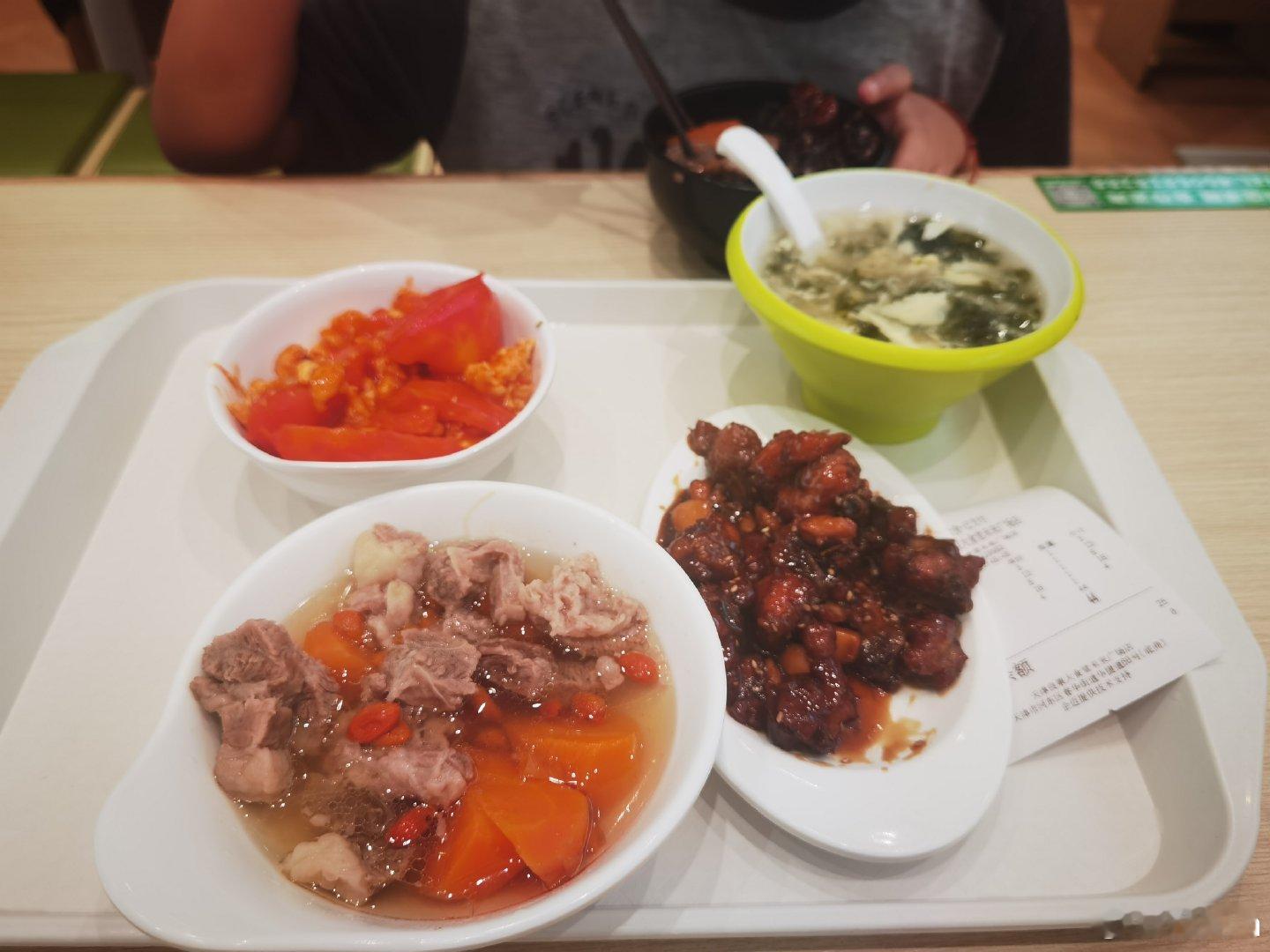 家附近的便民饭馆，不是预制菜，新鲜，价格亲民，对于我们这忙碌没时间做饭，又想多吃点品种的来说，太合适了，大餐馆中档价格的菜够我们吃这些～三菜一汤一碗饭44元[good]上次加上娃爸多要了俩肉菜一碗米饭也就70多 ​