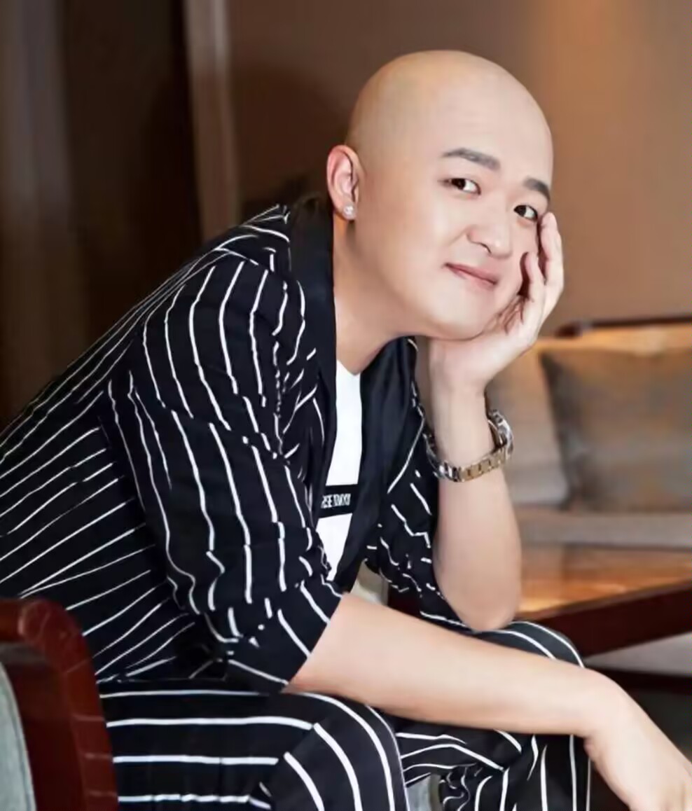 娱乐圈众多被爆出轨的明星中。

最聪明的应该就是包贝尔了。

他没有解释，也没有公开道歉，而是选择冷处理，让时间淡忘这件事。

有趣的是包文婧也没有对这件事做出回应，夫妻俩人统一保持沉默。

但热度一过，久而久之影响就缩小了，估计对他的影视发展不会造成特别大的影响。

对此你们认为呢？
